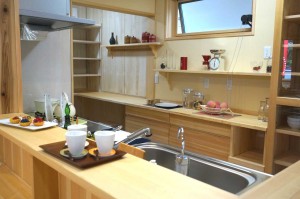 自然素材の家　対面キッチンと天然木の食器棚とパントリー