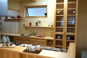 自然素材の家　キッチンと食器棚　埼玉県狭山市