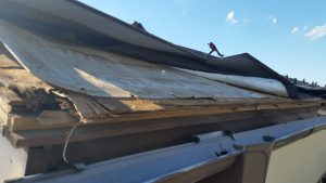 台風による屋根の被害。軒先の屋根材が飛んだ被害事例写真